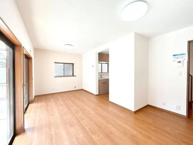 【Open House】【Interior and Exterior Renovation Completed】Water fixtures replaced, exterior painting and plaster repairs done!