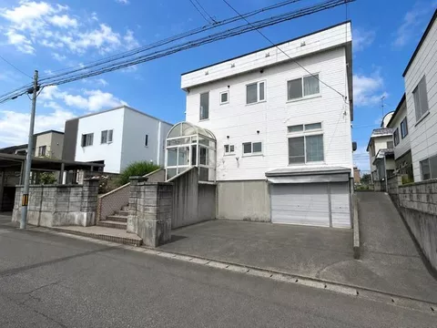 <Yasuda Chikano> Right next to the Prefectural Art Museum♪ With garage, parking for 3 cars possible♪