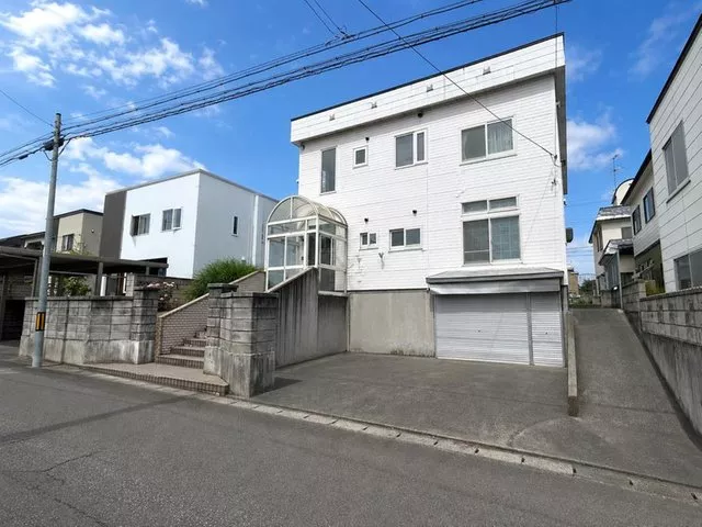 <Yasuda Chikano> Right next to the Prefectural Art Museum♪ With garage, parking for 3 cars possible♪