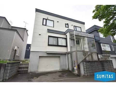 Just a 1-minute walk from the bus stop! A charming 5LDK with approximately 25 tatami mats of LDK filled with sunlight and garage storage!