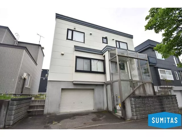 Just a 1-minute walk from the bus stop! A charming 5LDK with approximately 25 tatami mats of LDK filled with sunlight and garage storage!
