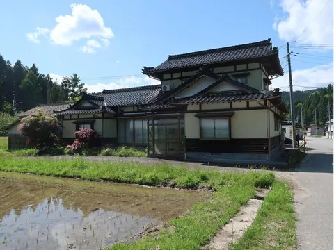 Comes with a carport and separate storage! ◆ A residence that feels the essence of Japanese style ◆ ■ Located in a quiet residential area, so it's peaceful
