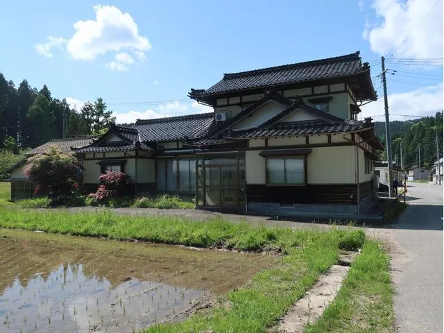 Comes with a carport and separate storage! ◆ A residence that feels the essence of Japanese style ◆ ■ Located in a quiet residential area, so it's peaceful