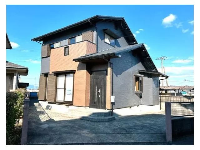 【Open house held】【Interior and exterior renovation completed】【Move-in available within the year】 Parking for 2 standard cars in tandem and 1 light vehicle