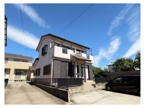 ◆3-minute walk from the station◆South-facing road◆All rooms over 6 tatami mats◆Atrium◆9-minute walk to elementary school◆Parallel parking for 3 cars◆