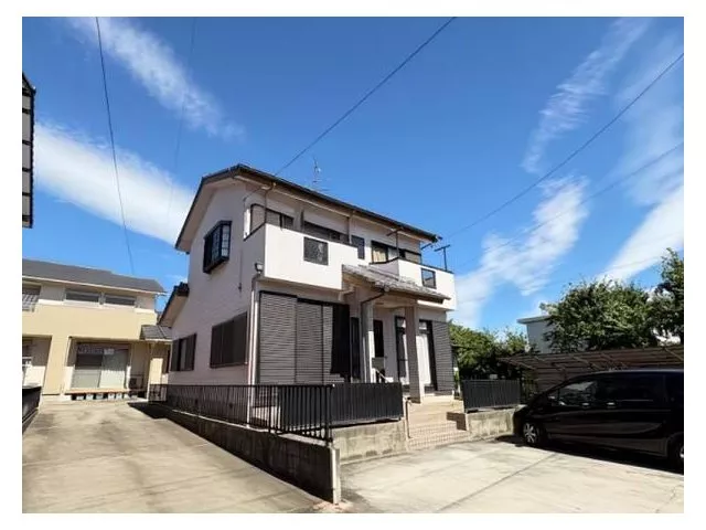 ◆3-minute walk from the station◆South-facing road◆All rooms over 6 tatami mats◆Atrium◆9-minute walk to elementary school◆Parallel parking for 3 cars◆