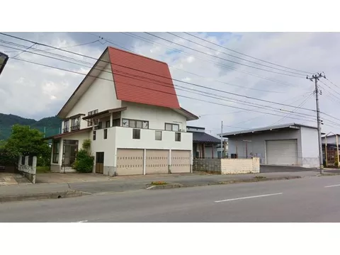 A house with a wood stove located in a popular area convenient for living. Adjacent to Atago Elementary School, Second Junior High School