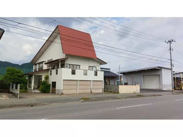 A house with a wood stove located in a popular area convenient for living. Adjacent to Atago Elementary School, Second Junior High School