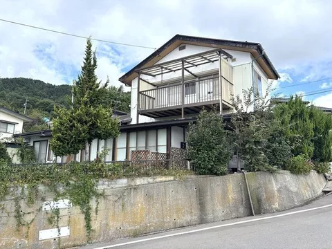 ● A location with an open view of the mountains in the morning and city lights at night
