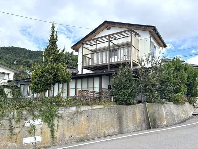 ● A location with an open view of the mountains in the morning and city lights at night