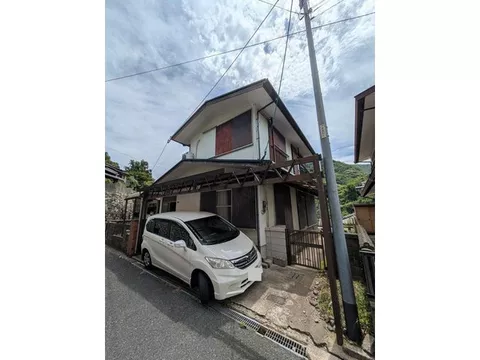 This is an economical house equipped with solar panels. Parking for one car is available, and it is a property with a good view.
