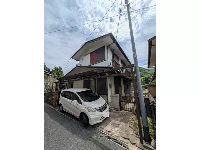 This is an economical house equipped with solar panels. Parking for one car is available, and it is a property with a good view.