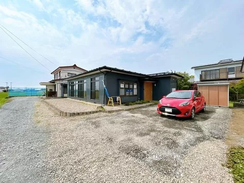 [Open House Held] [Immediate Move-In Available] Interior and exterior renovated / Single-story / Water facilities replaced /