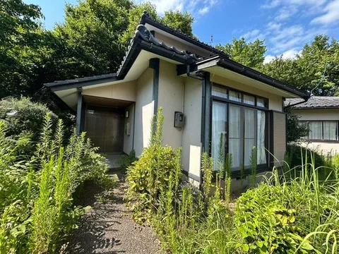 A spacious home on approximately 114 tsubo of land. Enjoy a relaxed lifestyle on a spacious lot. - Image 2