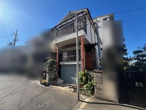 ☆ Parking for two cars available with an inner garage♪☆ Also suitable for rebuilding◎☆ Three-sided balcony