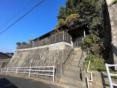 It is located one street off the main road, in a quiet and livable residential area.
