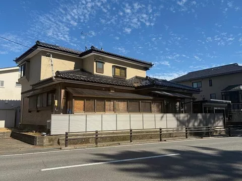Elementary and middle schools are nearby, making commuting to school安心 (safe). Convenience stores are also within walking distance! - Image 2