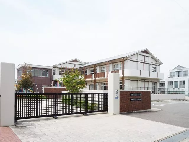 Updated on 4/10 ◆ Quiet residential area ◆ Spacious land area of 120 tsubo "7LDK" ◆ Well-equipped educational facilities