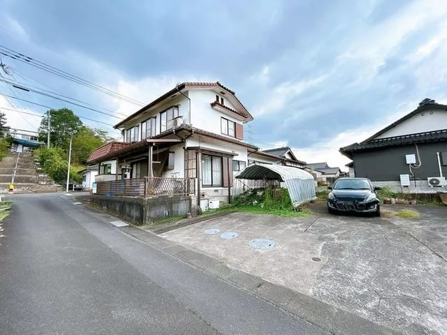Open house held / Current sale until August 31 / Immediate occupancy available / Parking for 5 cars / Quiet residential area