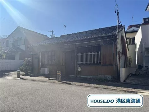 *This property is a row house, and the sale is limited to the northern part of the row house.