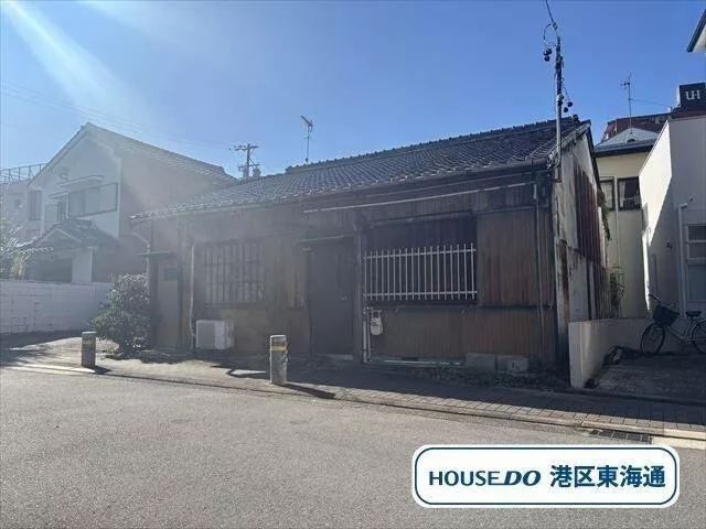 *This property is a row house, and the sale is limited to the northern part of the row house.