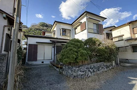 Used single-family home, Kajiya, Yugawara Town, bright and open interior brought by the atrium