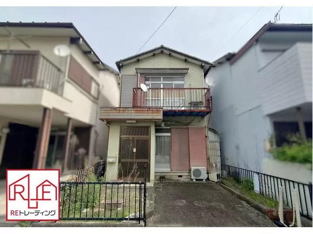 This property has roads on both sides, allowing for good airflow.