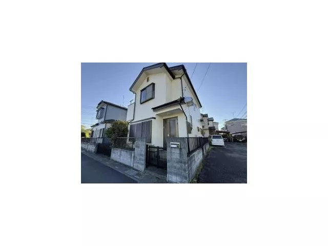 A used 4LDK house with good sunlight. The spacious land is also attractive!