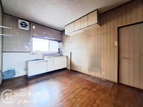 Prime location just a 5-minute walk from JR "Kawachi-Eiwa Station" + immediate viewing available ■ Spacious 5DK!