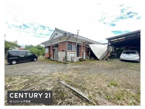 This is a used house property with a hidden retreat-like appearance. It seems suitable for use as a business location.