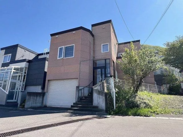 【9-minute walk from the station】6LDK suitable for two families♪ The integrated garage with indoor access has a height of 2.2m♪