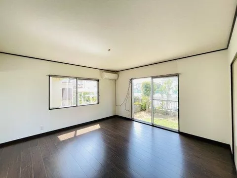 Popular south-facing corner lot! A 4LDK with a sunny garden! All rooms equipped with storage space♪ - Image 3