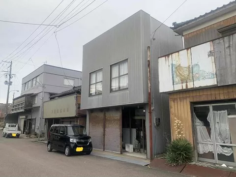 A house for a relaxed lifestyle surrounded by nature, 5DK + store + 2 office rooms