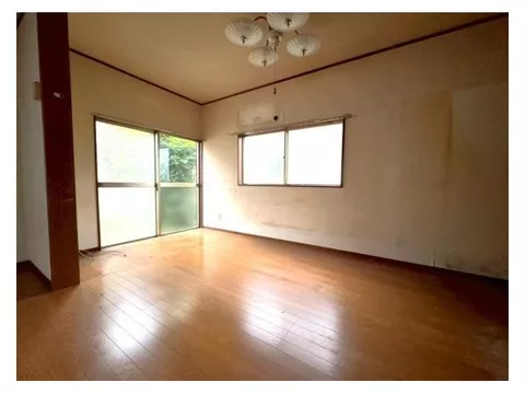 Approximately 1 minute walk to the JR Hachioji Station bus stop "Suwa Chuo" in a quiet residential area.