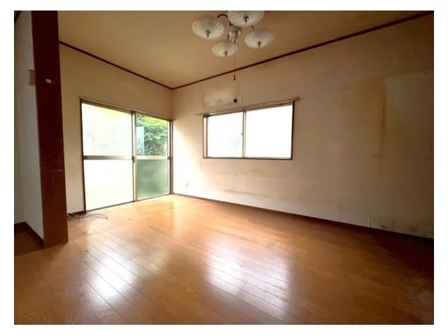 Approximately 1 minute walk to the JR Hachioji Station bus stop "Suwa Chuo" in a quiet residential area.