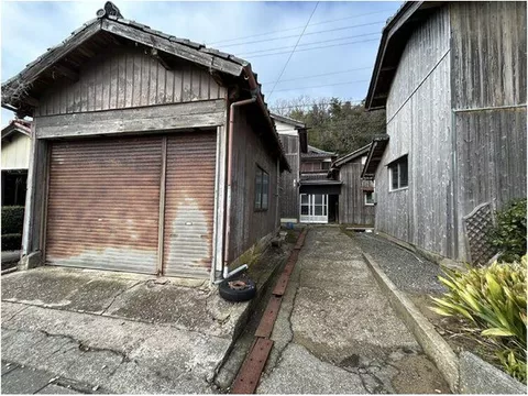 A quiet environment where you can feel the lush nature and sea breeze. A charming building with a spacious hall featuring exposed beams.