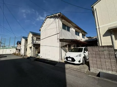 Close to the sea, 10 minutes to Misaki Koen Station on the Nankai Main Line. A building that can also be used for income!