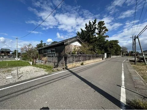 Sunroom and attic storage included, over 180 tsubo of vast land & corner lot! Calm living environment