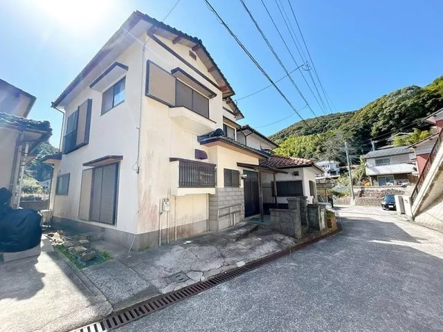 [Open House Scheduled] [Interior and Exterior Renovation Planned] 3LDK with 3 Western-style rooms. Parking for 1 car available.