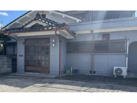 [Good sunlight exposure] A quiet residential area of over 50 tsubo. Parking for 2 cars available & a spacious 2-story living. - Image 2