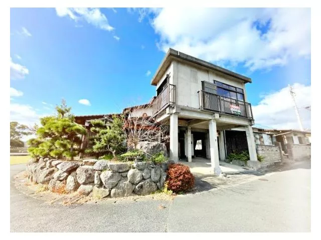 Corner lot with good sunlight♪ Parking for 2 cars in parallel! Located a 4-minute walk from Chikuho Electric Railway Kusubashi Station♪