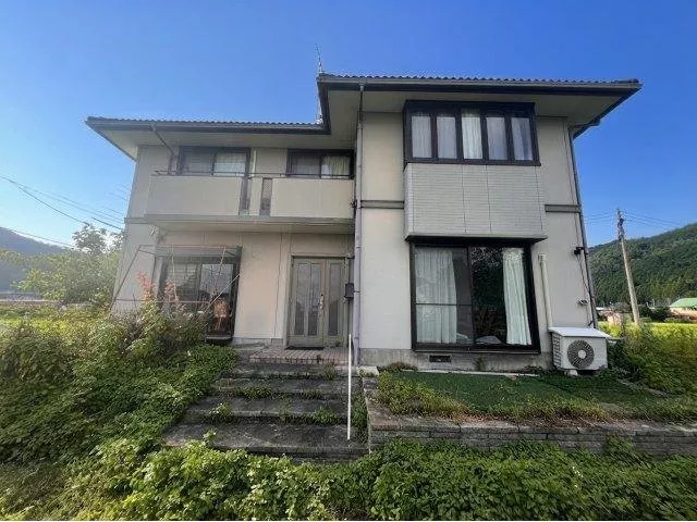 This property has an independent washroom that can also be used when grooming