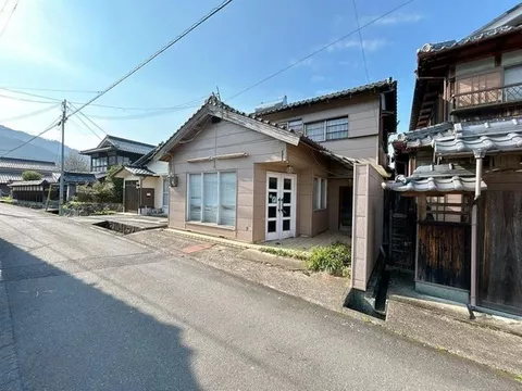 【No parking】This is a 2-story 4DK with good sunlight due to no buildings in front, located on a south-facing road.