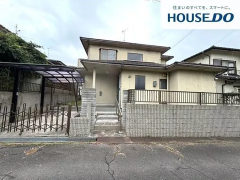 A residence with an attractive calm living environment located in a quiet residential area