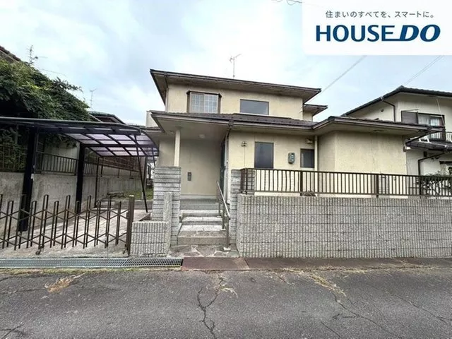 A residence with an attractive calm living environment located in a quiet residential area