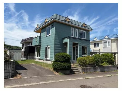 Lightweight steel construction by the former Daiwa House, in a green-rich living environment.