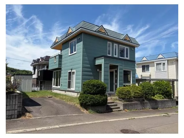 Lightweight steel construction by the former Daiwa House, in a green-rich living environment.