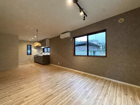 Roof covered with Galvalume, exterior painting completed, all water facilities replaced with brand new ones, comfortable living with ample facilities♪