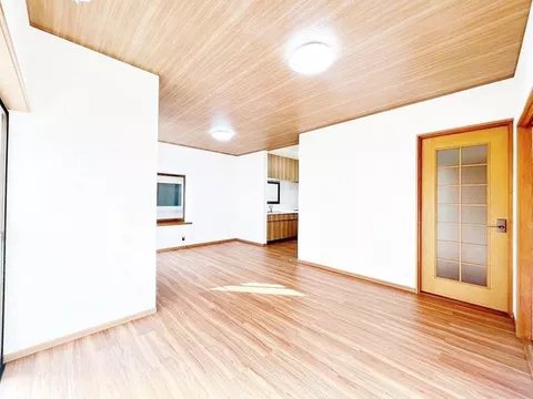 【Open house held】【Interior and exterior renovation completed】Parking for 2 cars. About 15 minutes on foot to Hoden Station.