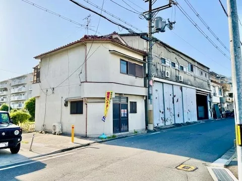 Lawson is diagonally across♪ Mandai is also nearby, making it a convenient location for living♪ Three sides open to the southeast and southwest♪